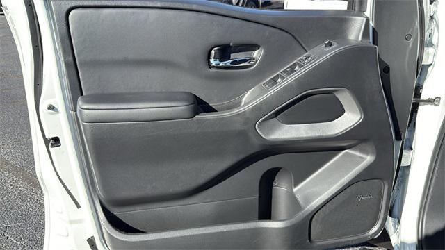 2025 Nissan Frontier Crew Cab Long Bed SL 4x2