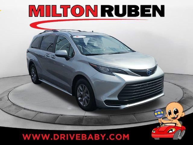 2025 Toyota Sienna LE 8 Passenger