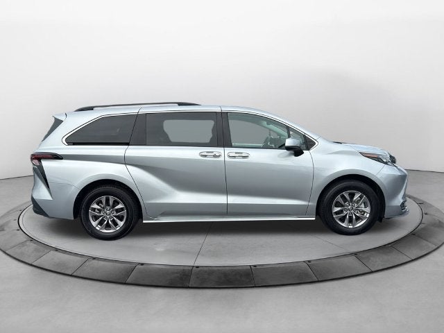 2025 Toyota Sienna XLE 8 Passenger