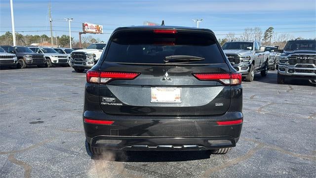 2022 Mitsubishi Outlander Base